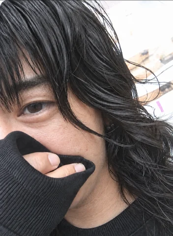 油ぎとぎと髪の自撮り画像