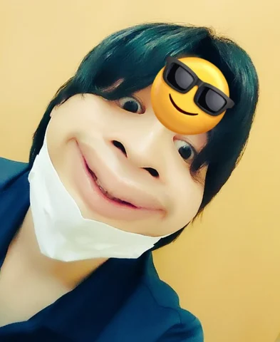 中性的な雰囲気の自撮り画像